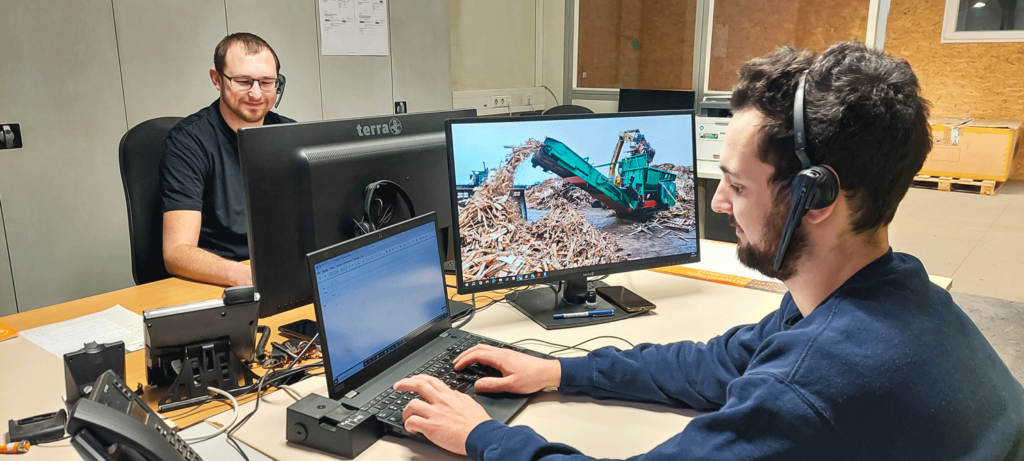 HAAS-Elektroniker Sebastian und Darius am PC-Arbeitsplatz